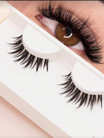 زوج من الرموش ناعمة