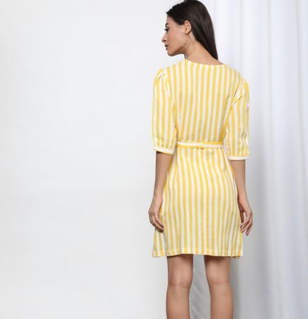 فستان مخطط اصفر