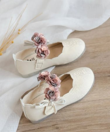 حذاء مزخرف بزهر