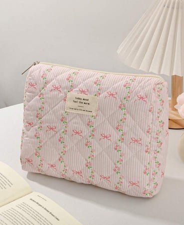 حقيبة مكياج باللون الوردي