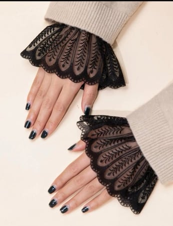 اكمام دانتيل اسود