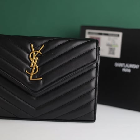 شنطة سان لوران كاسيندرا انفلوب لارج لامعة N106