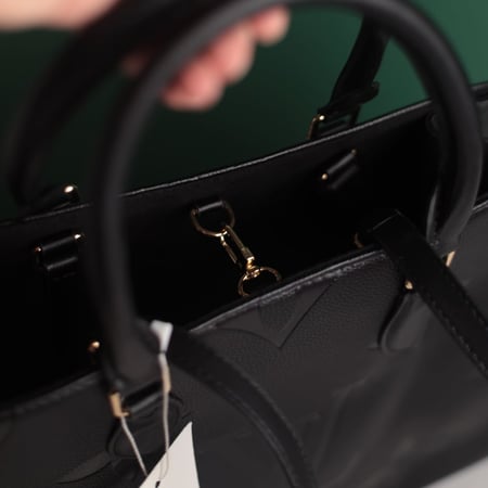 شنطة لويس فيتون أون ذا جو وسط LF121