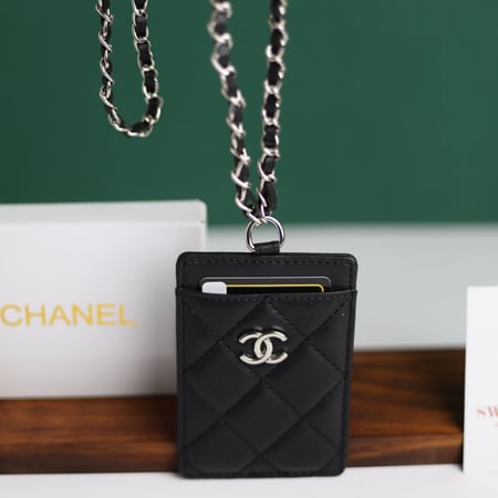 حامل بطاقات شانيل C18