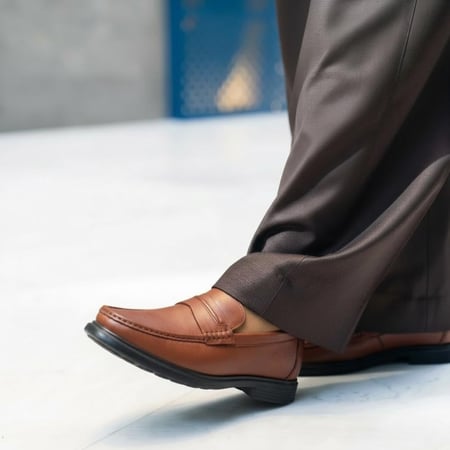 حذاء (CLASSIC) Dress جلد بقر طبيعي باللون الجملي