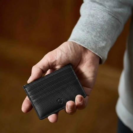 محفظة كلاسيكية باللون الأسود