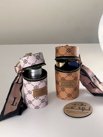 ميدالية حقيبة عطر او روج