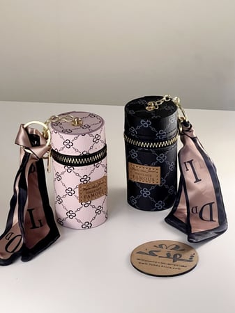 ميدالية حقيبة عطر او روج