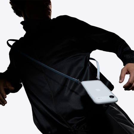 حزام كروس بودي (Crossbody Strap) مصمم لحمل هواتف iPhone المتوافقة بشكل مريح وبدون استخدام اليدين. متوفر بعده الوان