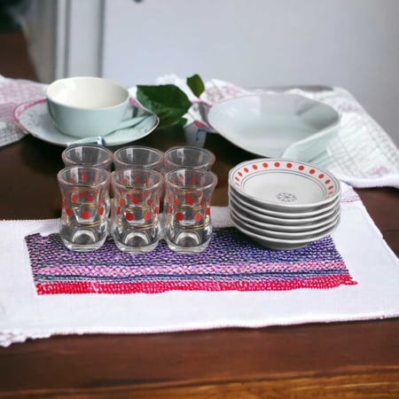 استكانة كويتي منقط أحمر مع الصحن