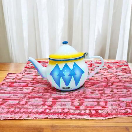 ابريق غضار يد جنب ازرق