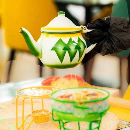 ابريق غضار يد جنب اخضر