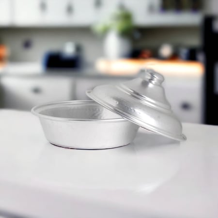 حلة معدن بغطاء منقوش