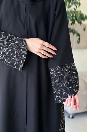 عباية سوداء مطرزة