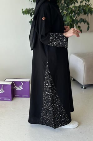 عباية سوداء مطرزة