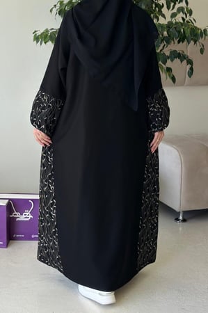 عباية سوداء مطرزة
