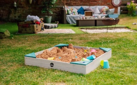 صندوق رمل بكراسي ملونه