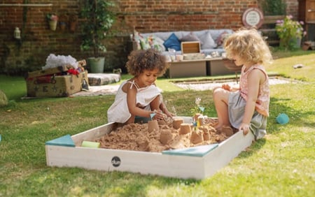 صندوق رمل بكراسي ملونه