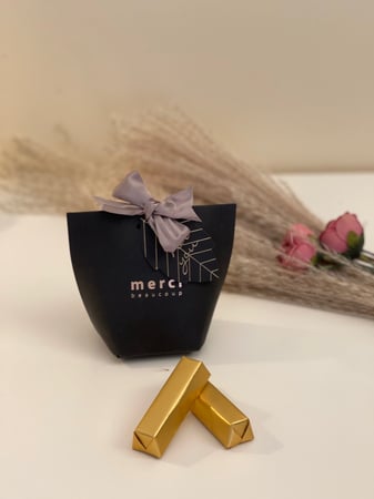 حقيبة توزيعات بشعار Merci مع حلوى منوعة
