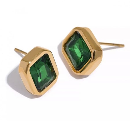 أقراط مزينة بكريستالة باللون الأخضر