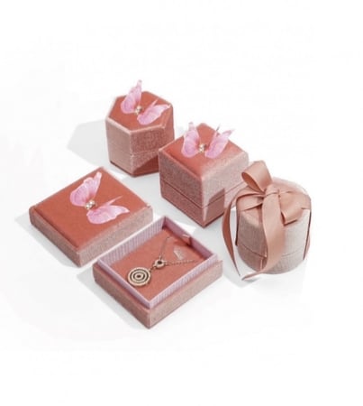 اقراط ذهبية مرصعه بالكريستال