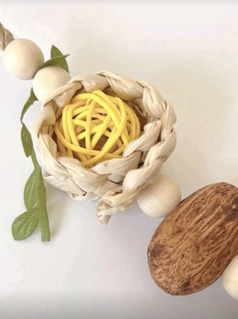 لعبة مضغ للطيور الصغيرة تعليق من كرة الذرة والمخروط الصنوبري وكرة الصفصاف