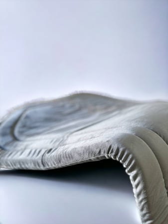 طقم سجادة الصلاة مع شرشف رمادي