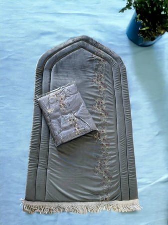 طقم سجادة الصلاة مع شرشف رمادي