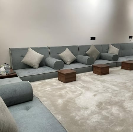 جلسة أرضية عربية فاخرة بلون رمادي بتصميم مودرن وشعبي