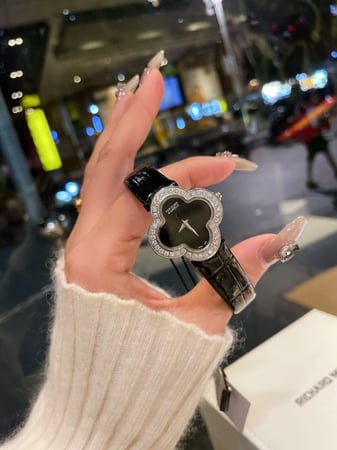 ساعة فان كليف جلد