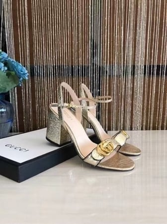 كعب عالي غوتشي ذهبي