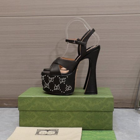 قوتشي هيلز أسود