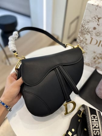 شنطة christian dior