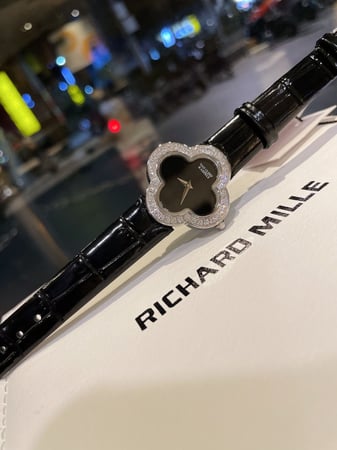 ساعة فان كليف جلد