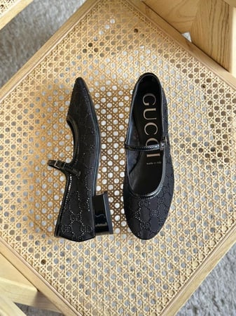 حذا غوتشي اسود