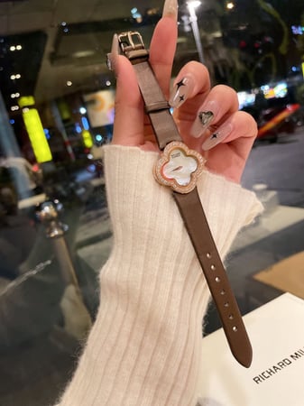 ساعة فان كليف جلد