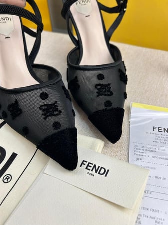 كعب فندي اسود