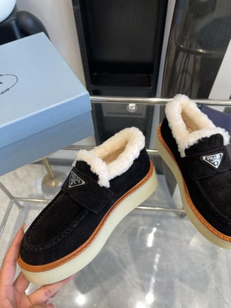 حذاء برادا مع فرو