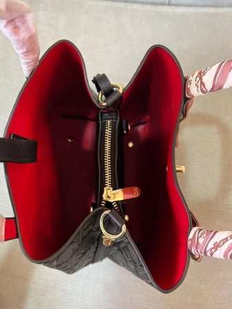 شنطة يد كارولينا هيريرا