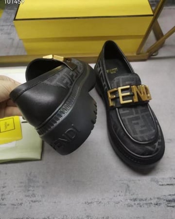 حذاء فندي فلات