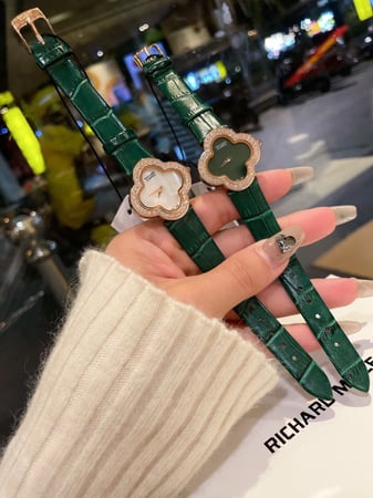 ساعة فان كليف جلد