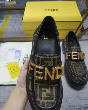 حذاء فندي فلات