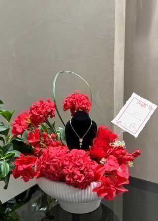 فازة ورد فخمه & قلادة سواروفسكي