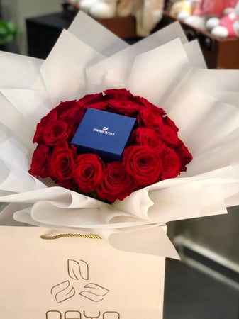 باقة ورد & قلادة سواروفسكي