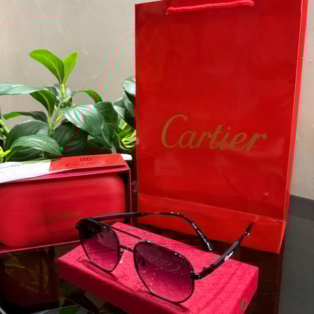 نظارة Cartier مع الملحقات