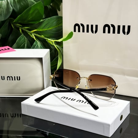 نظارة Miu Miu مع الملحقات
