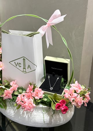 عقد فان كليف & فازة فخمة