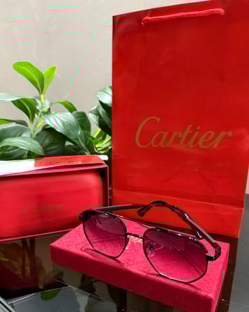 نظارة Cartier مع الملحقات