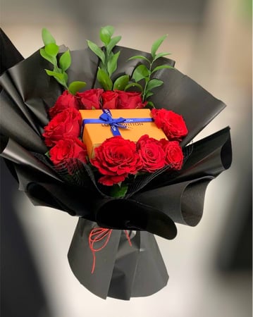 باقة جوري أحمر & أساور لويس