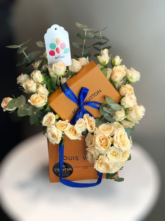 اساور   LV مع تنسيق الورد